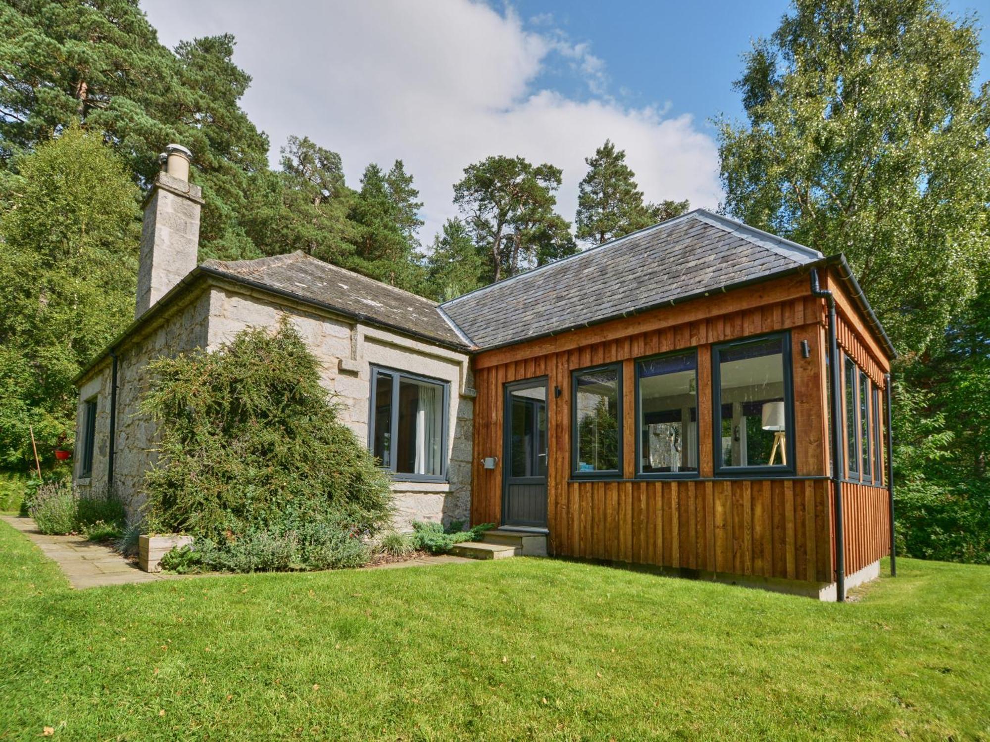 Amazing Cottage With Private Indoor Swim Pool And Hot Tub Grantown-on-Spey Exterior photo